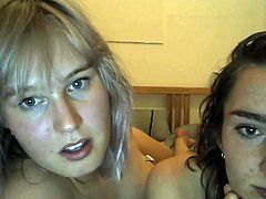 Lesbian couple fuck on cam