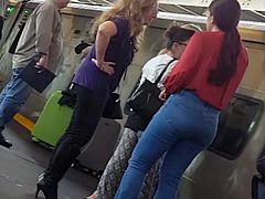 Cute teen nice ass in jeans