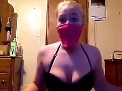 Bandana masked girl twerking