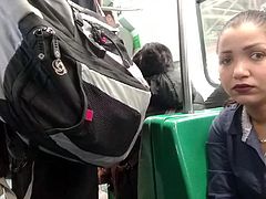 Olhando meu pau duro no metro