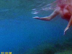 Mature lets her big saggy tits float in the sea K9d5sj10