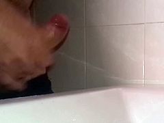 Italiano Cum in Public Toilet - Sborro in un bagno Pubblico