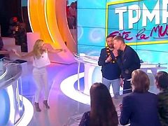 Sexy French journalist twerk and groped in live !!!