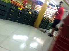 Shortinho jeans atochado no rabo no supermercado