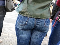 Juicy hips milfs shaking in tight jeans