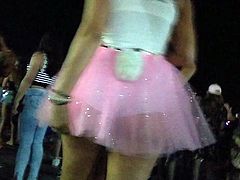 Delicias de saia transparente e polpa da bunda no carnaval