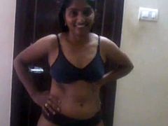 Andra aunty possing to bf hot