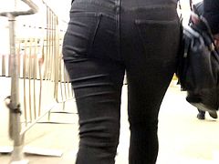 MILF with nice ass in the Moscow metro