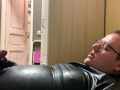 Hendrik Gransow cums in rubber catsuit