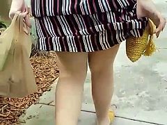 PAWG WALKING WITH ASS OUT