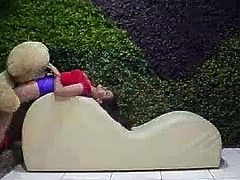 Putica folla a su oso de peluche