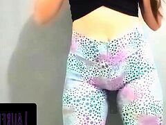 Uma linda morena se exibindo sensualmente e recebendo