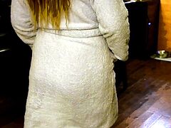 Pussy fingering babe in heels plugs her ass in hi def